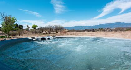 Pool, Hot Tub, King Bed, Views, close to Sedona! Unique Shipping Container home!
