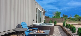 Pool, Hot Tub, King Bed, Dog Friendly, close to Sedona! Shipping Container home!