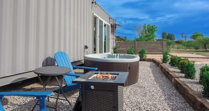 Pool, Hot Tub, King Bed, Dog Friendly, close to Sedona! Shipping Container home!