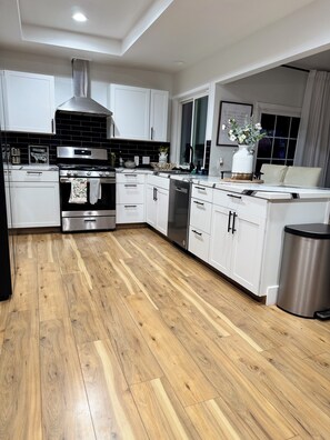 Mikrovågsugn, ugn, spishäll och diskmaskin