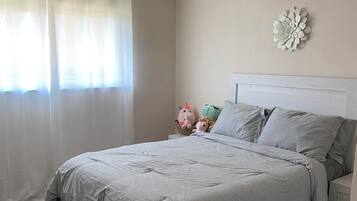 4 bedrooms, iron/ironing board, WiFi, bed sheets