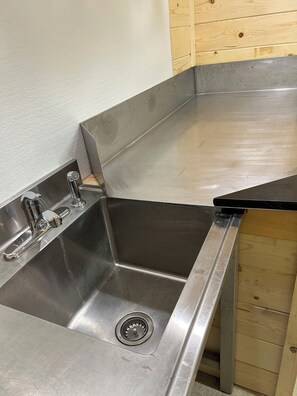 Dusj, håndklær, såpe og toalettpapir