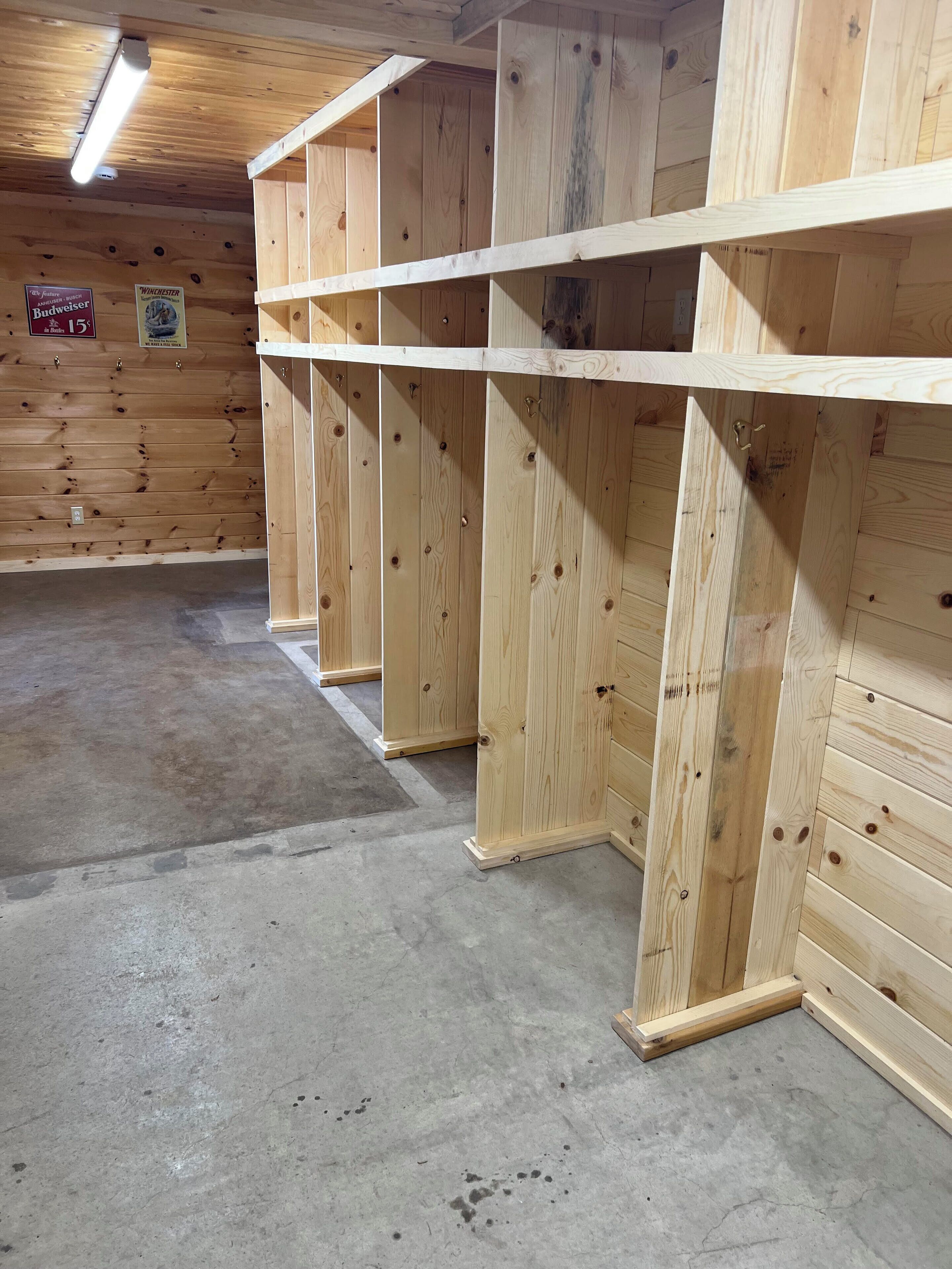 Een houten interieur met ingebouwde kasten en een betonnen vloer.