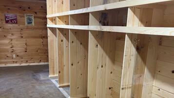 Een houten interieur met ingebouwde kasten en een betonnen vloer.