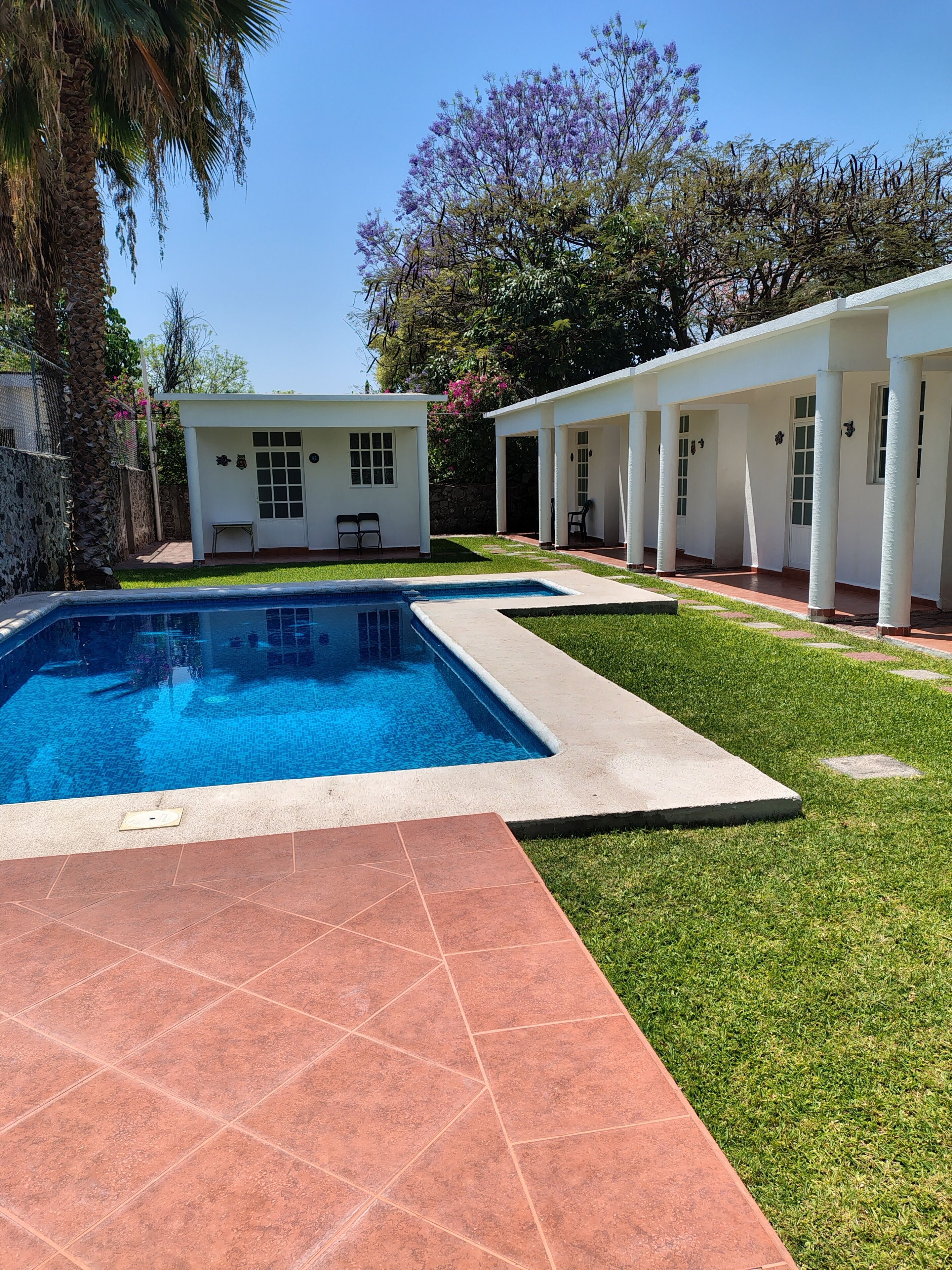 Bungalow tiện nghi đơn giản, quang cảnh hồ bơi | Khu phòng khách