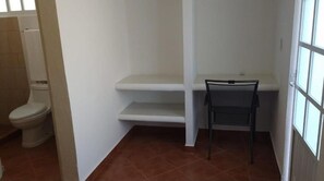 1 habitación y espacio para trabajar con laptop