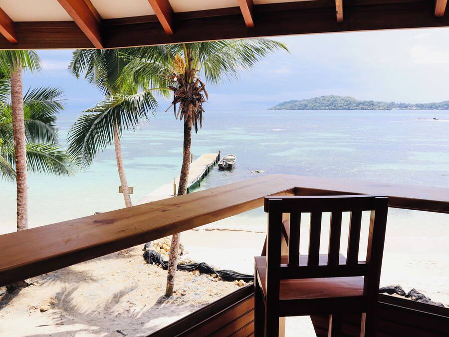 Quarto casal superior, vista para a praia | Roupas de cama premium, cortinas blackout, ferros/tábuas de passar roupa