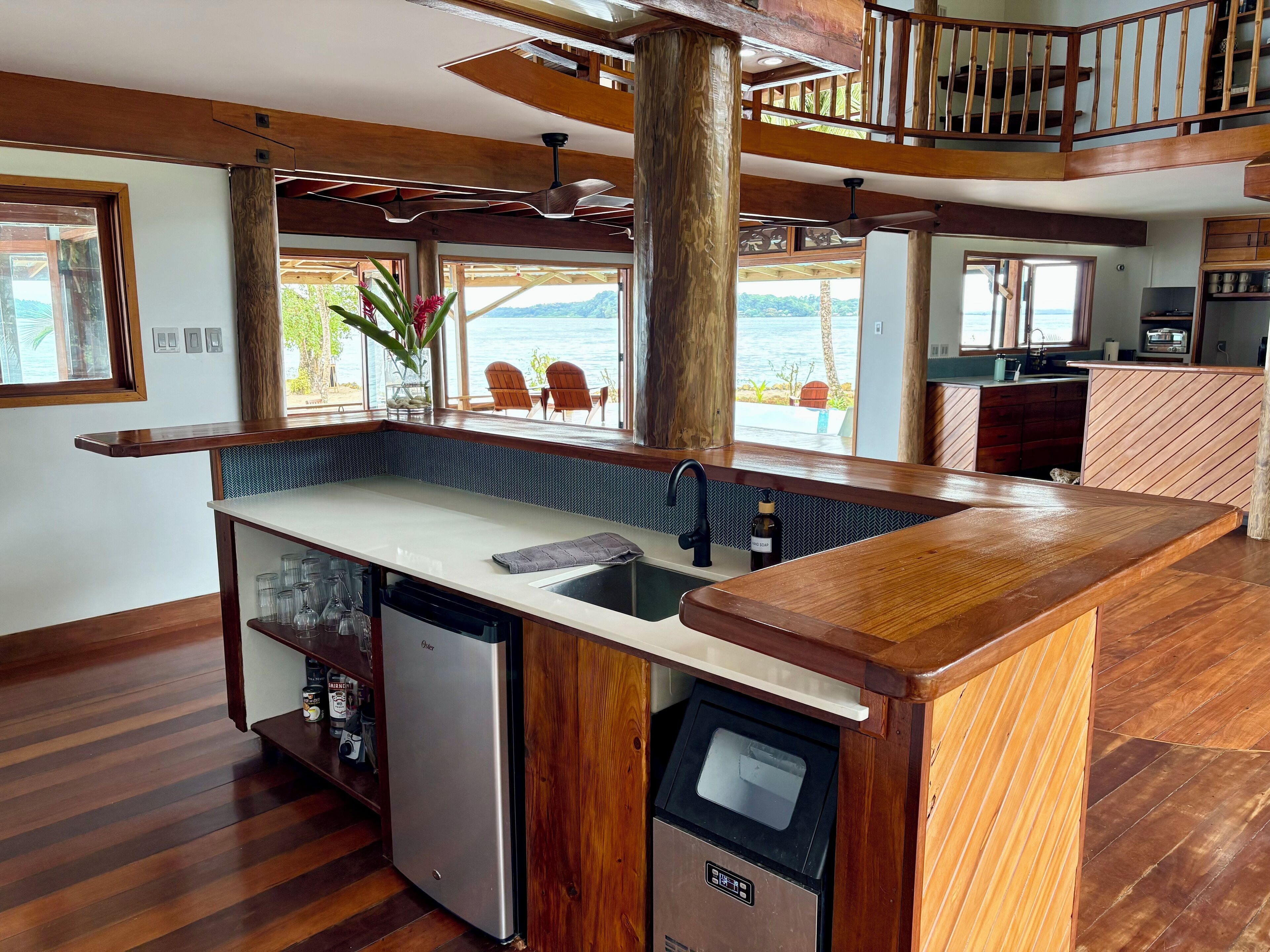 Foto - Bocas Beachfront Lodge Spacious Corner King Suite Ocean View Sand Level