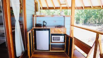 Frigobar, micro-ondas, cooktop, lava-louças