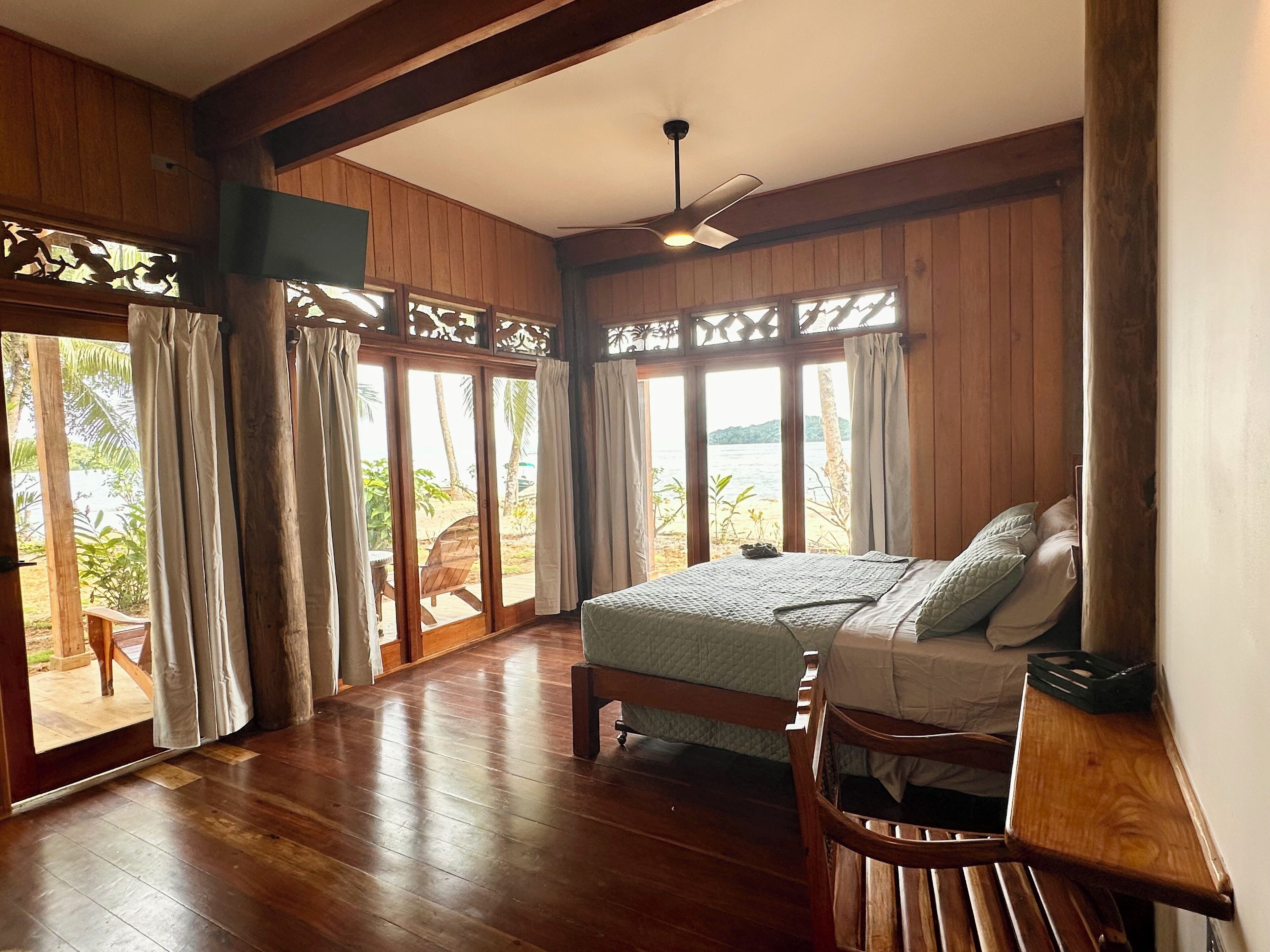 Foto - Bocas Beachfront Lodge Spacious Corner King Suite Ocean View Sand Level