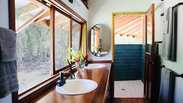 Gabungan pancuran/tab mandi, pengering rambut, tuala disediakan, sabun