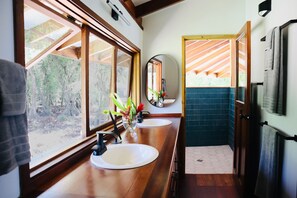 Bañera con ducha, secador de pelo, toallas, jabón