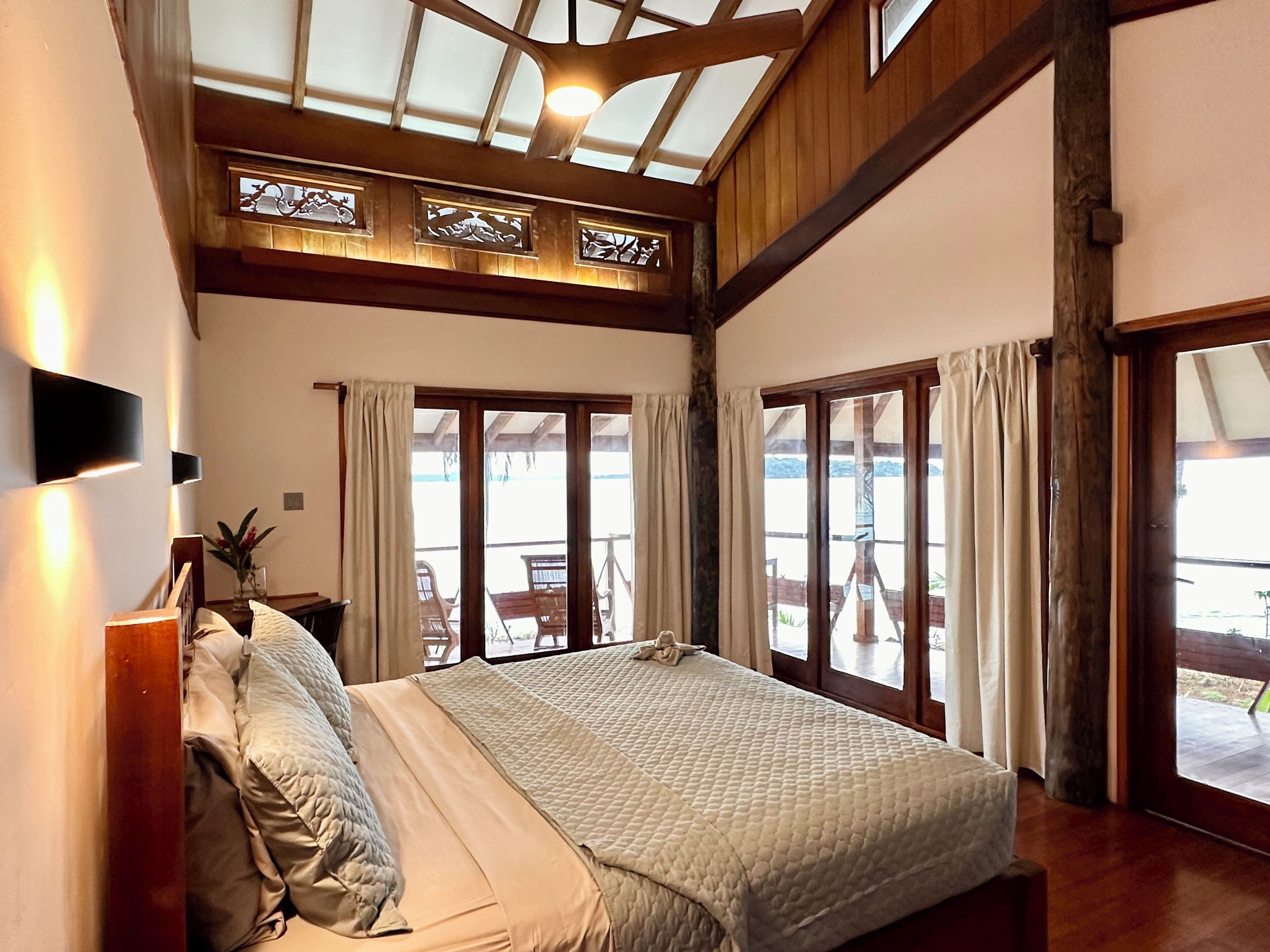 Foto - Bocas Beachfront Lodge Spacious Corner King Suite Ocean View Sand Level