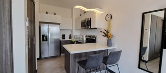 Golden Loft with AC, Pool, 5 min from the Airport!