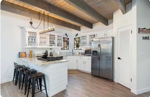 Fridge, microwave, oven, stovetop - Charming 4-bedroom house with WiFi and AC in awesome Lake Arrowhead (Lake Arrowhead)