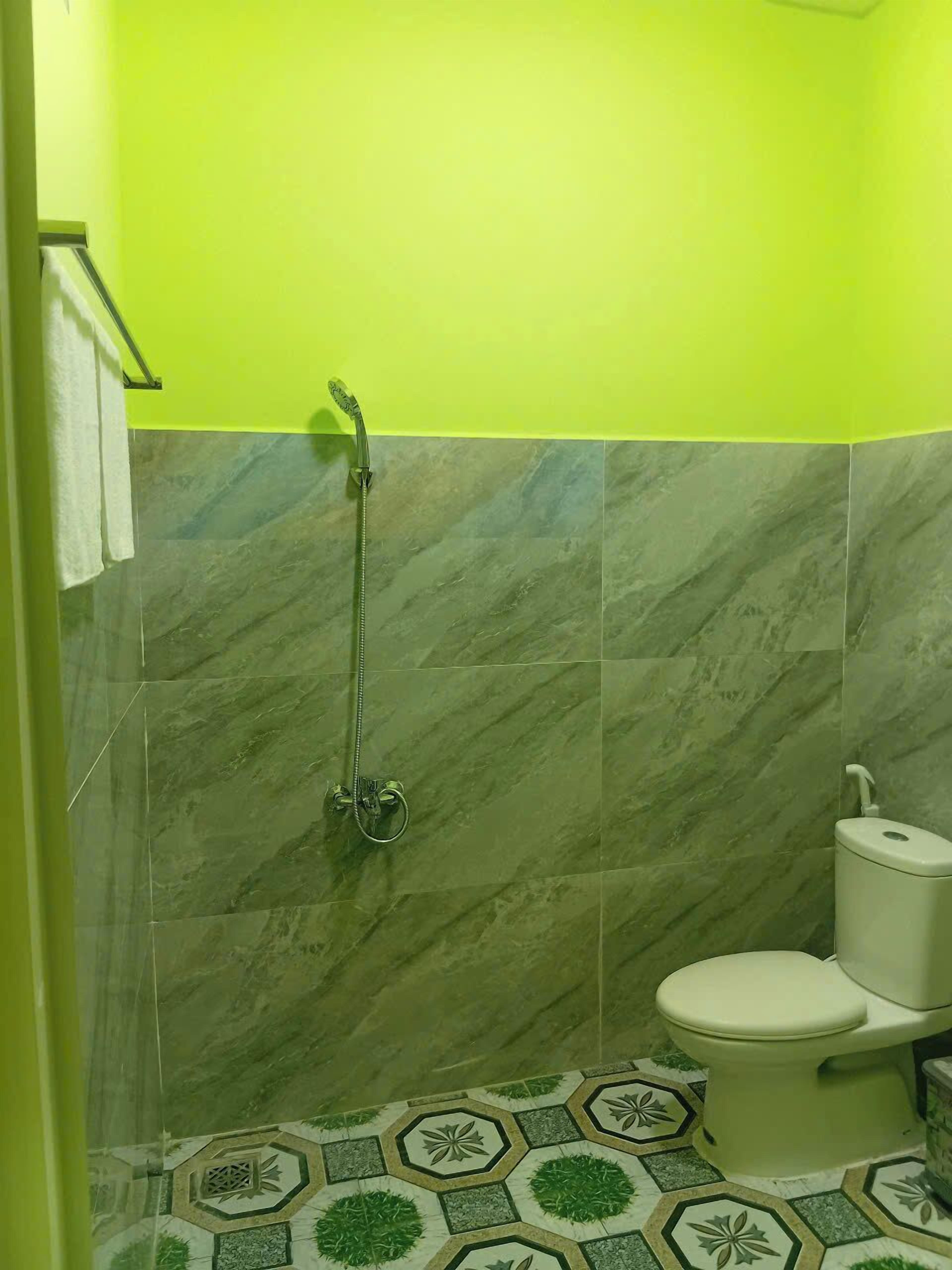 家庭双人房 (1st Floor) | 浴室 | 独立的浴缸和淋浴、免费洗浴用品、拖鞋、毛巾