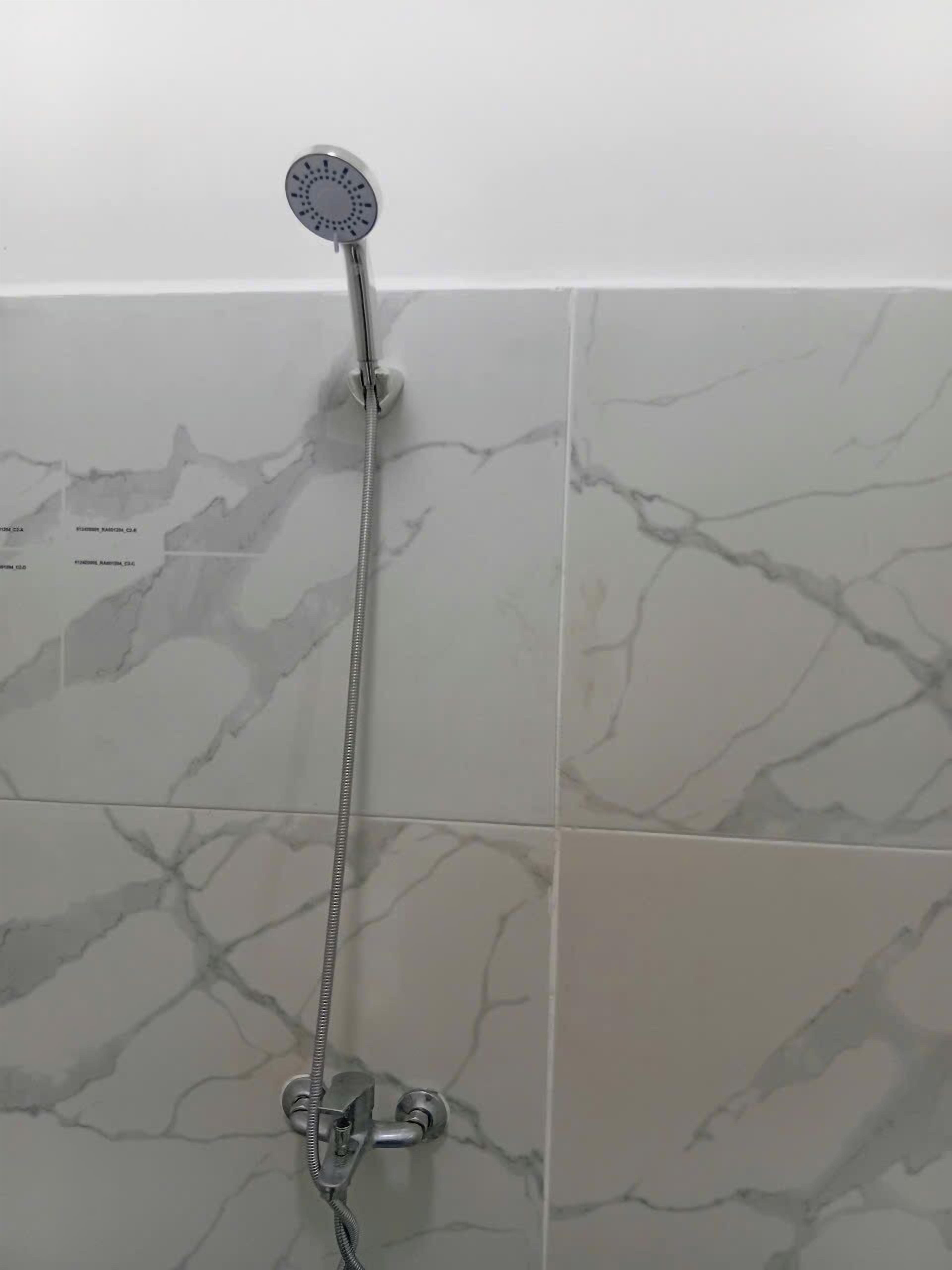 Kamar Quadruple Deluks (2nd Floor) | Kamar mandi | Bathtub dan shower terpisah, perlengkapan mandi gratis,  dan sandal