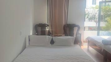 Deluxe-Zimmer, Gartenblick (3rd Floor) | Schreibtisch, laptopgeeigneter Arbeitsplatz, Verdunkelungsvorhänge