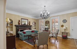 Books - The Ranchhouse: Texas Hill Country Resort (Medina)