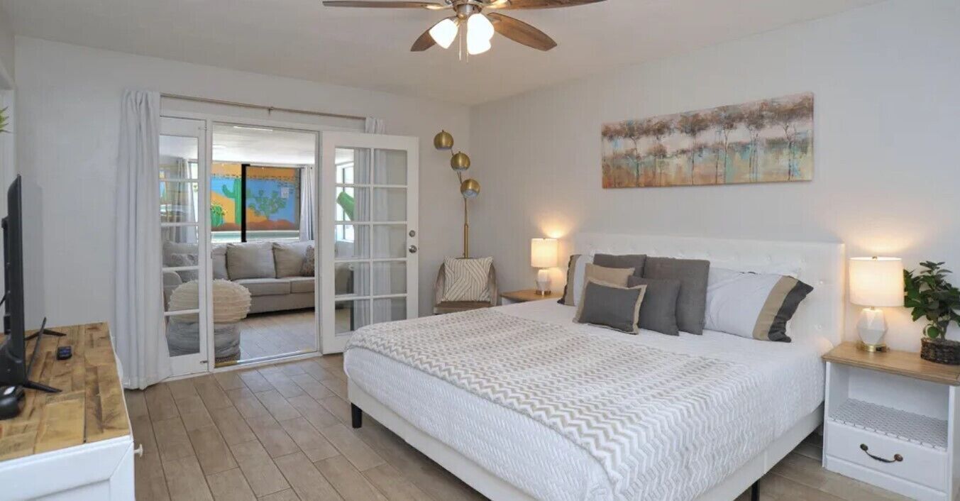 5 bedrooms, desk, iron/ironing board, travel crib