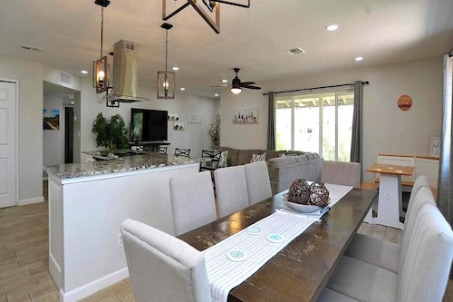 Charming 5BR w/ Heated Pool/Hot Tub/BBQ/Mtn Views