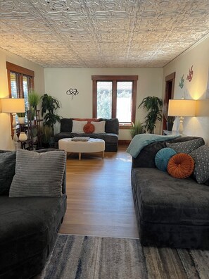 Smart TV, lareira, mesa de pingue-pongue, livros