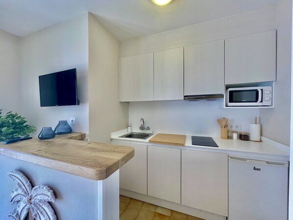 Fridge, microwave, toaster, cookware/dishes/utensils