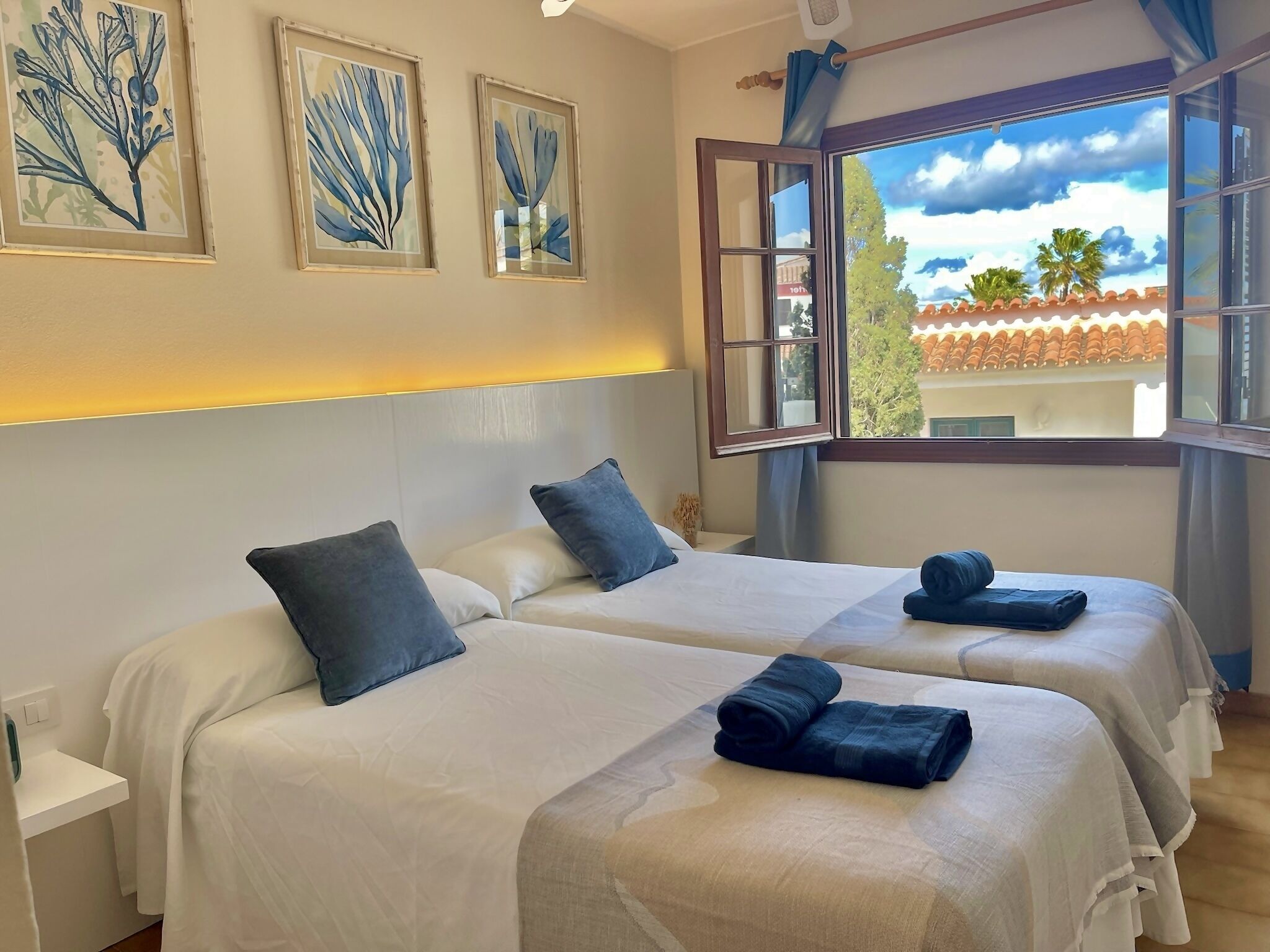 アイロン / アイロン台、旅行用ベビーベッド、WiFi (無料)、ベッドシーツ