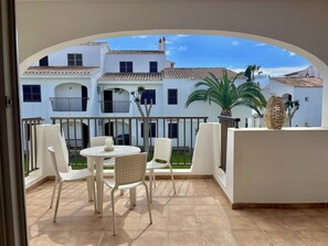 Outdoor dining - Oasis Cala’n Porter (Cala'N Porter)