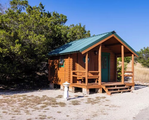 Trails End Cabin: Texas Hill Country Resort + Pool