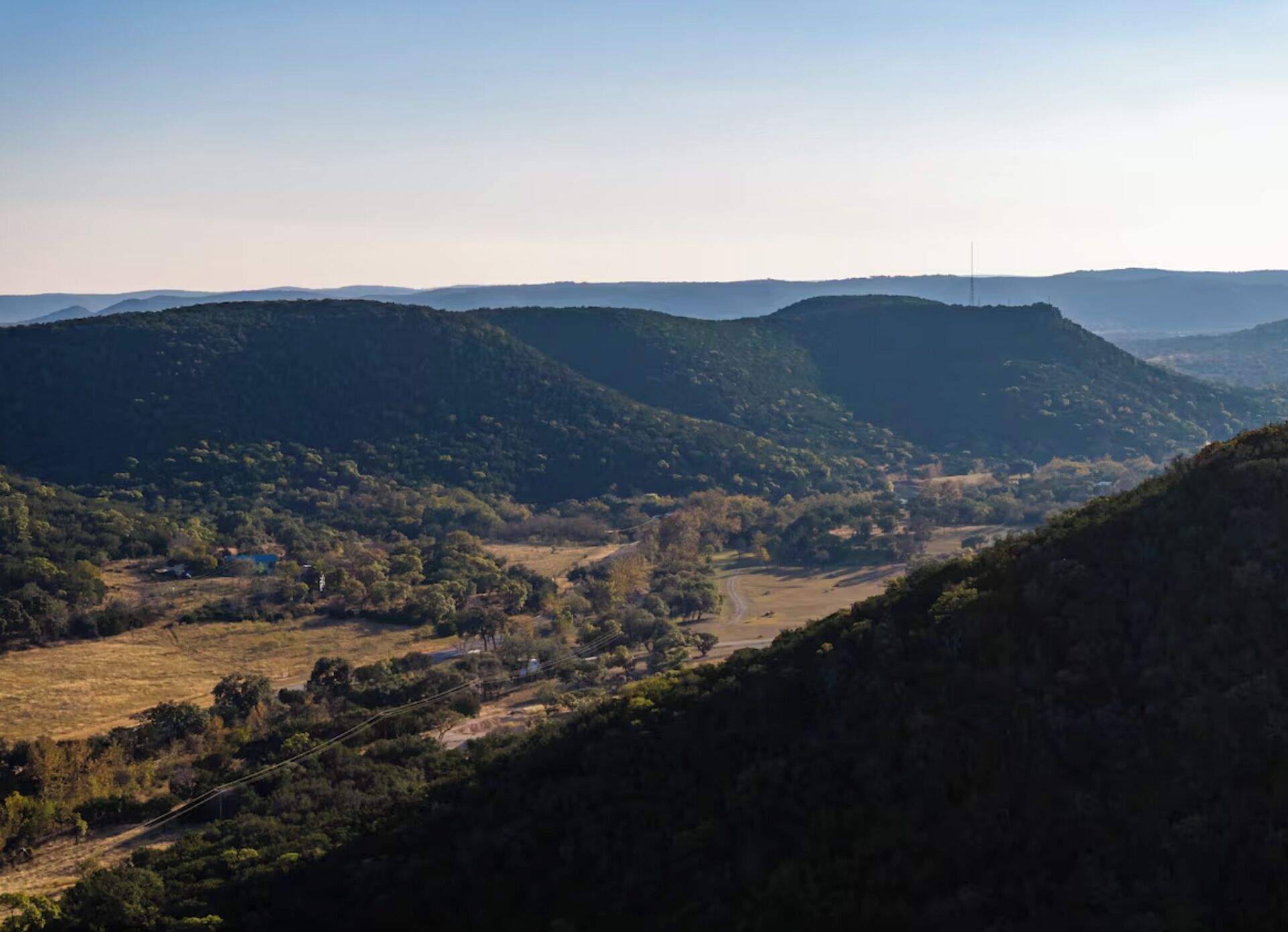Paisaje montañoso con cielo despejado.