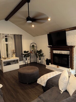 Smart TV, chimenea, videojuegos, estéreo