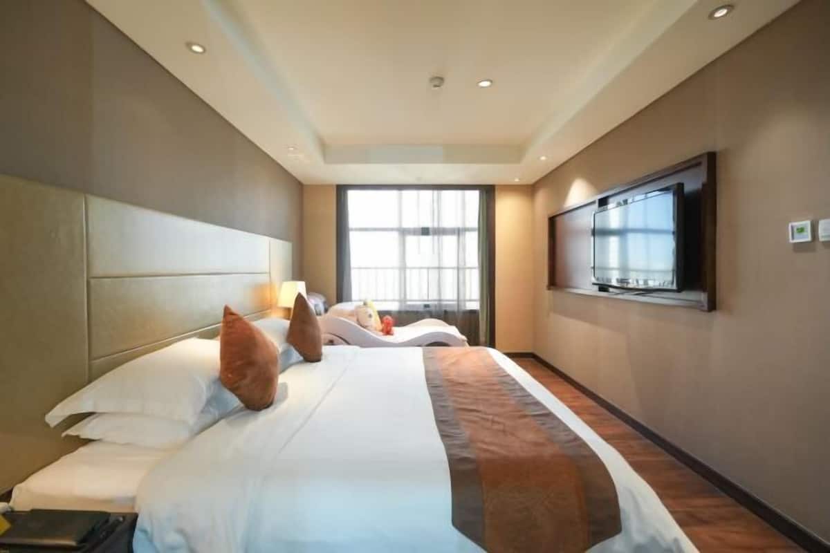 1 bedroom, in-room safe, desk, laptop workspace