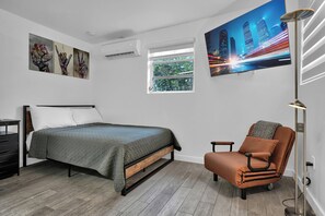 1 slaapkamer, een strijkplank/strijkijzer, wifi, beddengoed