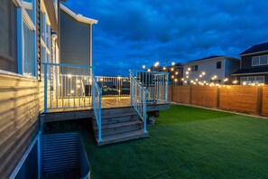 Terrace/patio - Luxury 3BDR large House-4 mins to Seton Hospital-Parking / Pet Free  (Calgary)