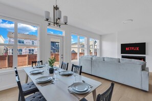 Dining - Luxury 3BDR large House-4 mins to Seton Hospital-Parking / Pet Free  (Calgary)