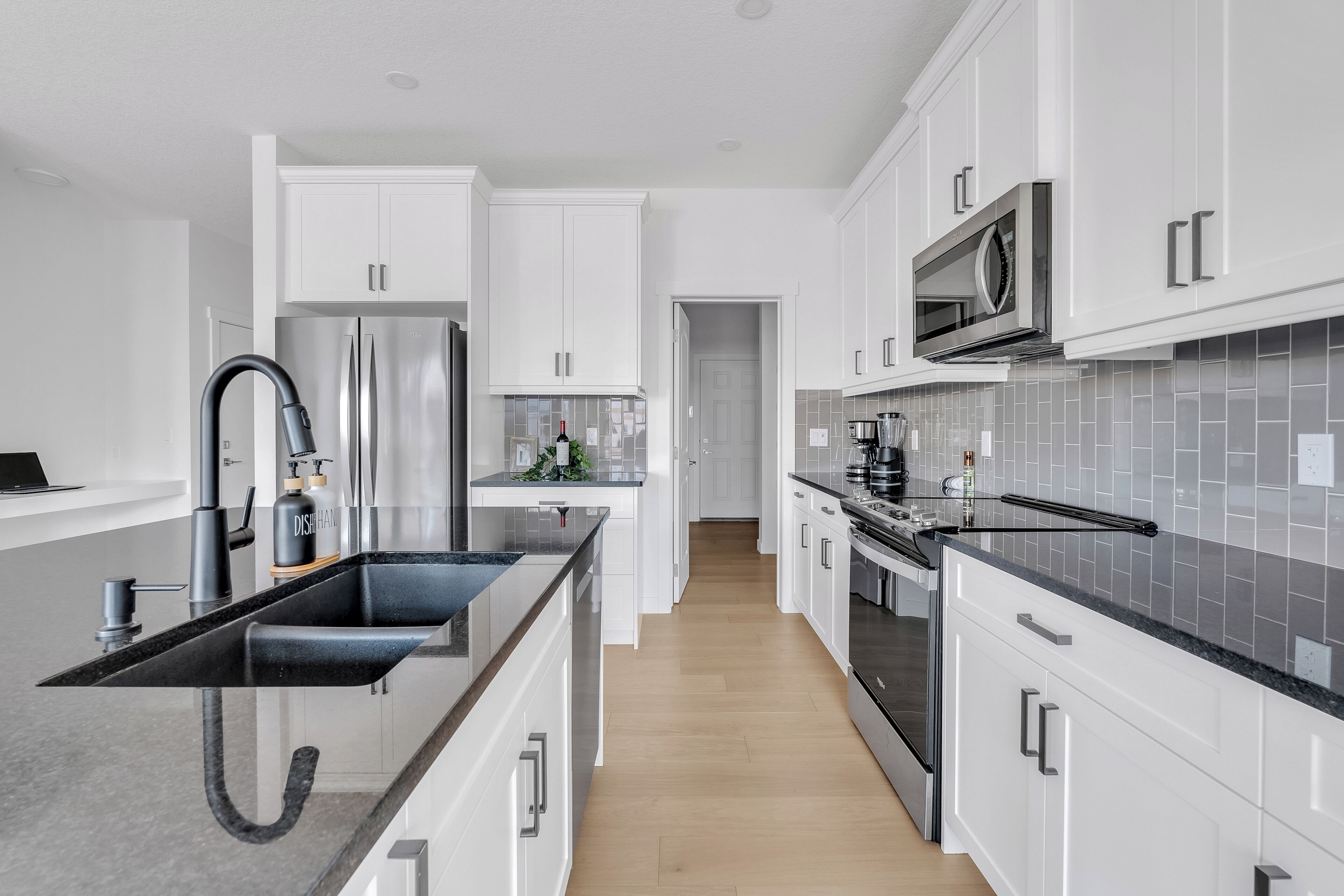 Frigorífico, microondas, horno y placa de cocina