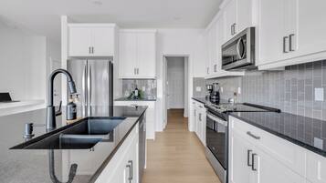 Frigorífico, microondas, horno y placa de cocina