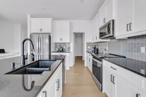 Een koelkast, een microgolfoven, een oven, een kookplaat