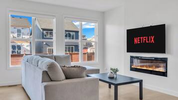 Een smart-tv en een open haard