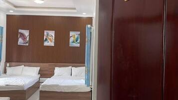 Habitación de hotel con dos camas, paneles de madera en las paredes y una puerta con la etiqueta P.501.