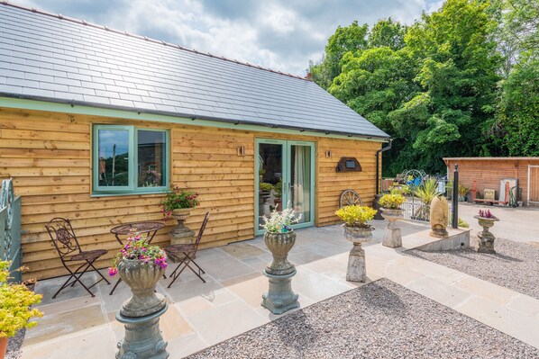 Terrace/patio - Tredodridge Barn Retreat (Tredodridge)