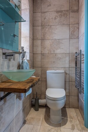 Dusj, hårføner og håndklær