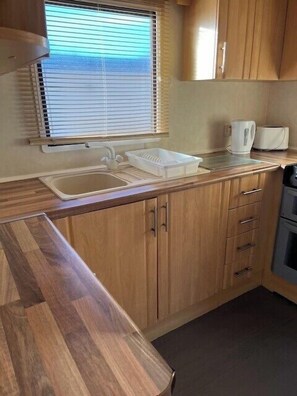 Fridge, microwave, oven, stovetop - 3-Bed Seaside Holiday Home & Parking (Great Yarmouth)