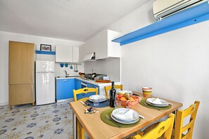 Réfrigérateur, micro-ondes, plaque de cuisson, cafetière/bouilloire