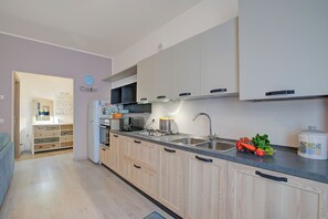 Kühlschrank, Mikrowelle, Ofen, Herdplatte