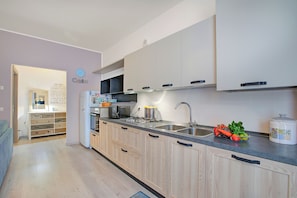 Wasserkocher mit Kaffee-/Teezubehör, Kühlschrank, Mikrowelle, Ofen