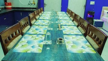 Bangalô, 3 quartos | Opções para refeição no quarto