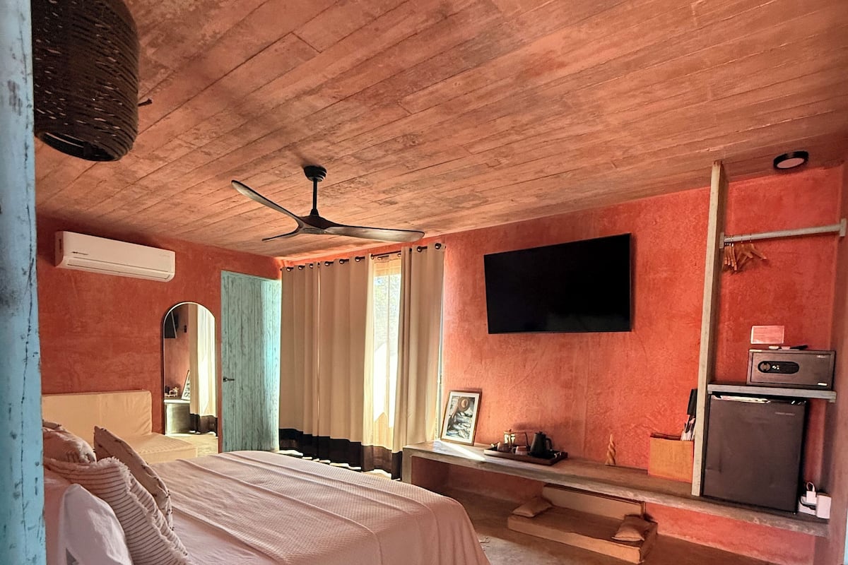 Deluxe Triple Room, Partial Ocean View | Minibar, in-room safe, free WiFi, bed sheets