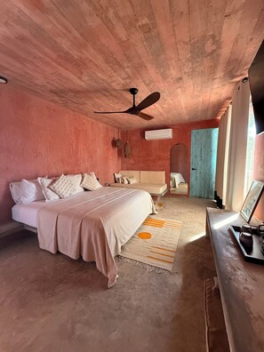 Habitación triple Deluxe, vistas parciales al mar | Minibar, caja fuerte, wifi gratis y ropa de cama